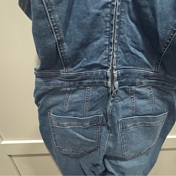 FREE PEOPLE WE THE FREE CRVY SYDNEY DENIM JUMPSUIT SIZE 6 - Picture 7 of 9